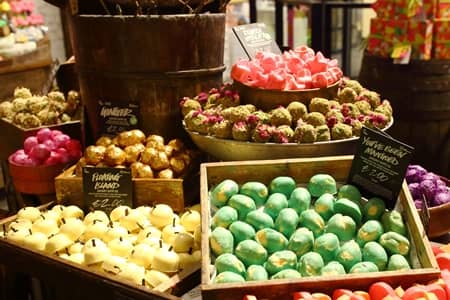 ラッシュ Lush イギリス先行発売 日本上陸 ラグジュアリー 固形バスオイル 香り高い 色鮮やか オーガニックシアバター フェアトレード・オーガニック・カカオバター